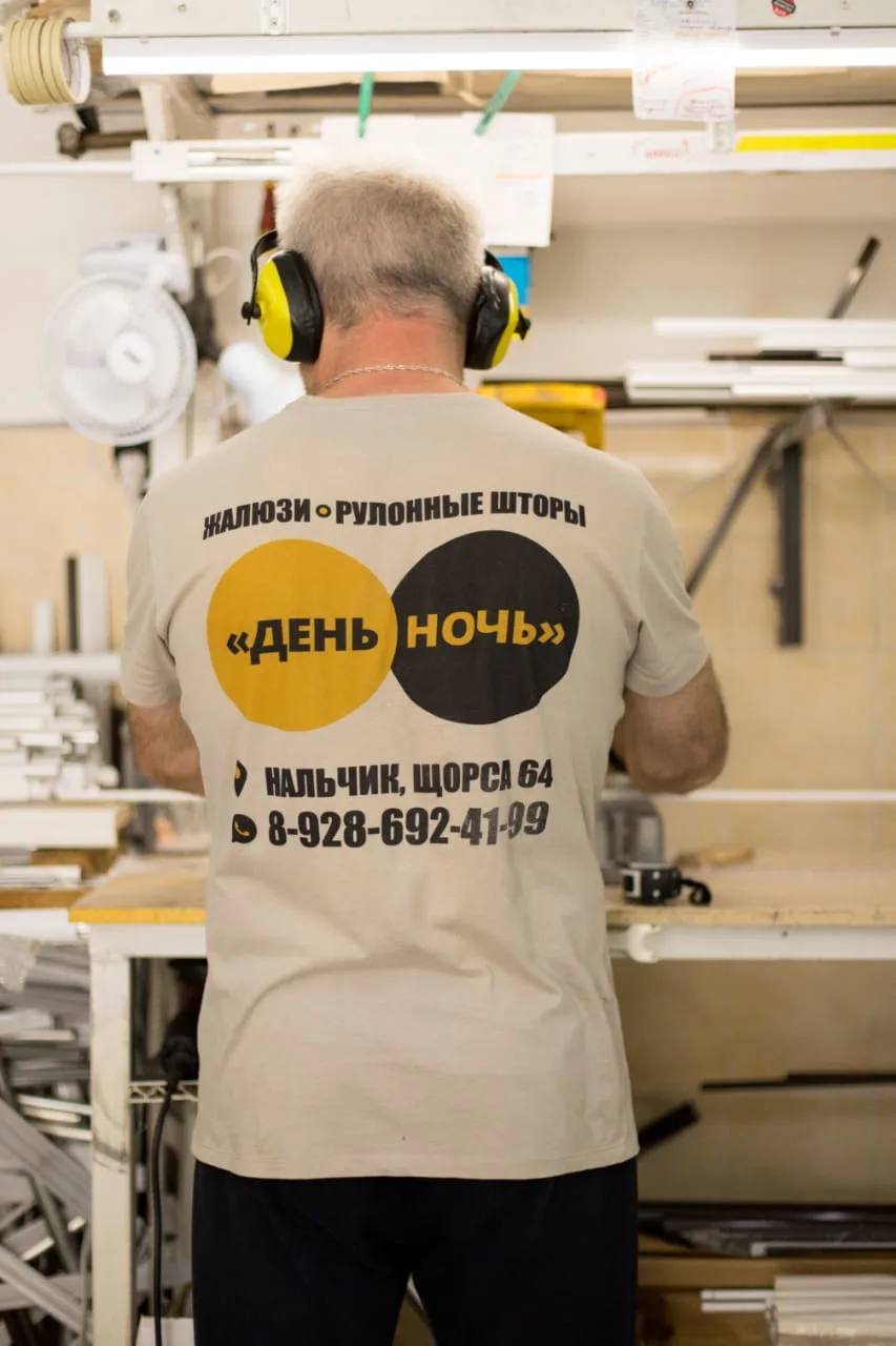 Мастер День Ночь за рабочим столом в цехе жалюзи