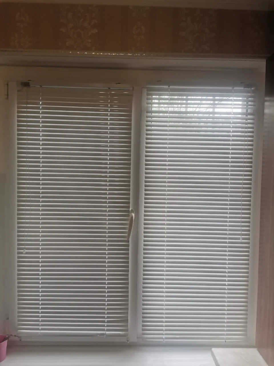 Горизонтальные жалюзи для дома, офиса и коммерческих помещений. Фото для каталога компании в Нальчике и по КБР. Цена, замер и установка в Нальчике и КБР. Горизонтальные жалюзи в Нальчике и КБР на заказ